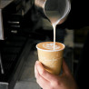 Bicchiere in carta a doppia parete con logo 'Jumbo' utilizzato per servire una tazza di caffè