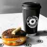 Bicchiere di carta BIO da 450 ml con stampa personalizzata con coperchio nero con logo 'Black box donuts'